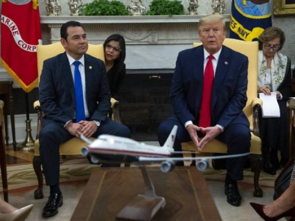 El presidente Donald Trump se reúne con su contraparte de Guatemala Jimmy Morales en la Oficina Oval de la Casa Blanca. Foto: AP.