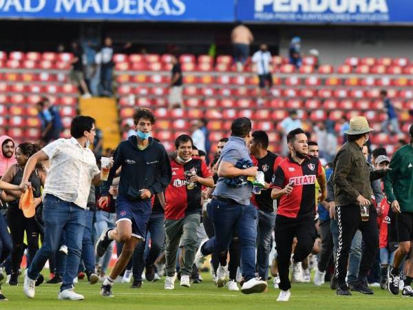 Las barras del Atlas, el actual campeón de la liga, fueron castigadas con la prohibición de asistir al estadio como visitantes durante seis meses.