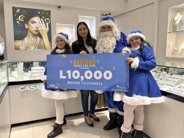 <i>Clientes felices al recibir premios instantáneos por sus compras navideñas con Banco Ficohsa.</i>