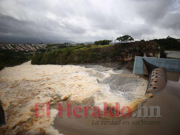 El nivel de la represa Los Laureles alcanzó el 100% debido a las fuertes lluvias, rebosó el agua sobre la cortina inflable y esto provocó crecida en el río Guacerique, pero sin daños.