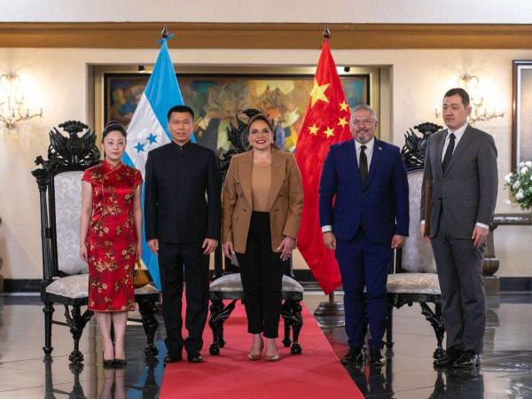 Yu Bo junto a la presidenta y el canciller Eduardo Enrique Reina.