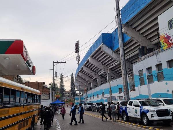 En las afueras del Estadio Nacional ya se comienza a montar el operativo policial.