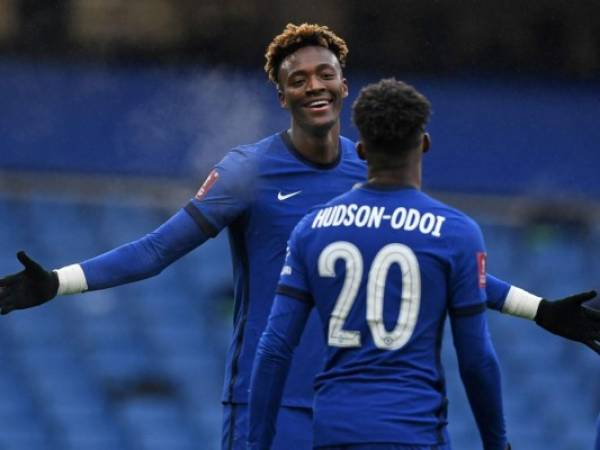 El delantero inglés del Chelsea Tammy Abraham celebra con el centrocampista inglés del Chelsea Callum Hudson. Foto AFP