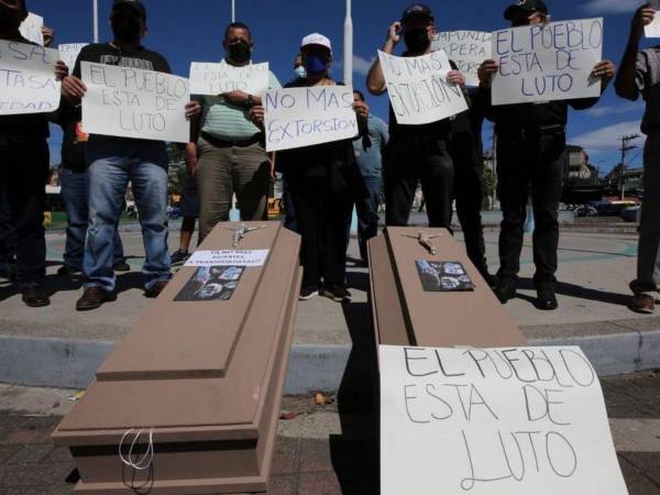 Con rótulos exigiendo un combate a la extorsión y ataúdes que representan a los compañeros fallecidos en labores producto de la violencia, así inició la protesta de los transportistas.