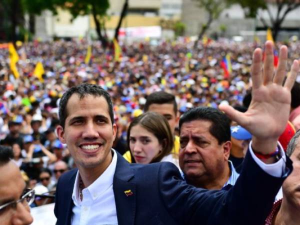 El líder opositor de Venezuela, Juan Guaido, fue asaltado por simpatizantes, medios de comunicación y embajadores de países aliados cuando regresaba a Caracas el lunes, desafiando la amenaza de arresto del asediado régimen del presidente Nicolás Maduro. Agencia AFP.