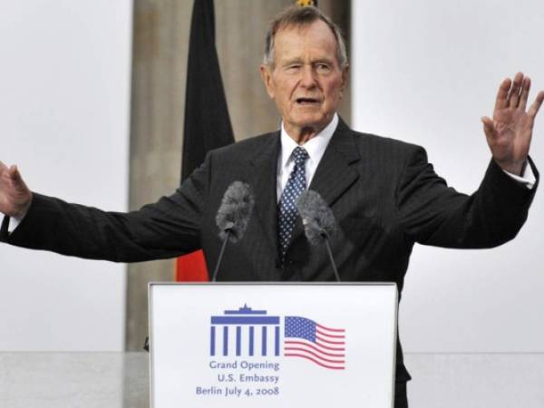 En esta foto de archivo tomada el 4 de julio de 2008, el ex presidente de los Estados Unidos George Bush se dirige a los invitados durante una ceremonia de inauguración del nuevo edificio de la embajada de los Estados Unidos en Berlín. Foto AFP