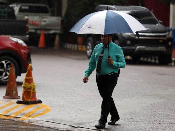 En las últimas horas se han reportado intensas lluvias en la capital que han provocado varias inundaciones en diferentes sectores.