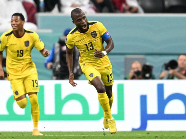 El capitán de la selección ecuatoriana, Enner Valencia, celebra uno de sus goles ante Qatar