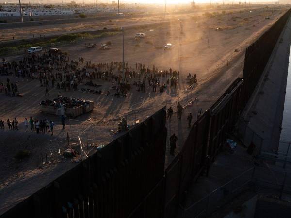 Trump prometió construir un muro a lo largo de los 3,145 kilómetros (1,954 millas) de la frontera entre Estados Unidos y México y dijo que lo pagarían los mexicanos. Al final se construyeron 727 kilómetros con el dinero de los contribuyentes estadounidenses.