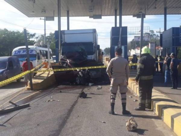 Así de destrozado quedó uno de los vehículos involucrados en la colisión.