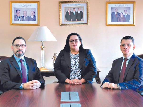 Los magistrados Jorge Gustavo Medina Rodríguez, Itzel Anaí Palacios Siwady y Ricardo Alfredo Montes Nájera en su primera reunión en la sede del Tribunal Superior de Cuentas (TSC).