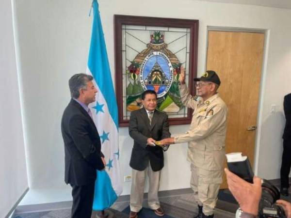 Momento en que Tomás Vaquero, secretario de Gobernación, Justicia y Descentralización, junto a Celso Alvarado, secretario general, toman juramento a Ángel Romelio Fúnez Juarez como el nuevo comandante del Cuerpo de Bomberos de manera interina.