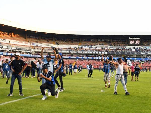 De acuerdo con informes del club Querétaro, en las tribunas había aproximadamente 14,000 aficionados y el dispositivo de seguridad estaba integrado por 600 personas.