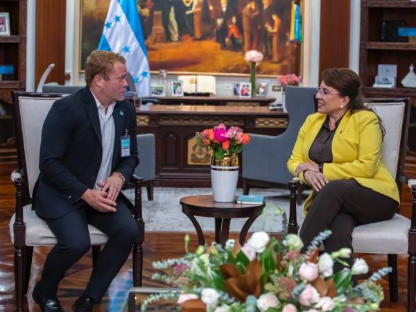 Tim Ballard y Xiomara Castro sostuvieron una amena plática en Casa de Gobierno.