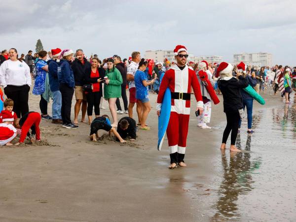 Cocoa Beach, con su arena, sus dunas y palmeras, guarda poco parecido con el Polo Norte. Pero este 24 de diciembre, miles de Papás Noel acudieron a esta playa del este de Florida para divertirse, celebrar y colaborar con una buena causa.