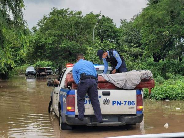 Las inundaciones más graves se reportaron en los departamentos de Cortés y Santa Bárbara, donde las autoridades han declarado alerta roja.