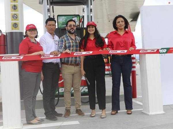 Ejecutivos de Puma Energy celebran un nuevo logro con la apertura de “Puma Palmerola”.