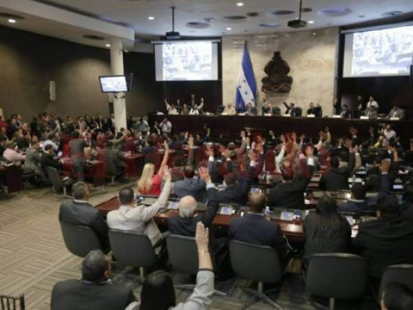 En total 92 fueron los diputados que firmaron el Decreto que permitió la ratificación de Chinchilla, para que continuara en el cargo. Foto Marvin Salgado EL HERALDO