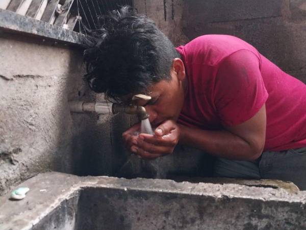 El servicio de agua potable está llegando con más horas cada vez que se brinda. Las autoridades hacen el llamado a ahorrarla.