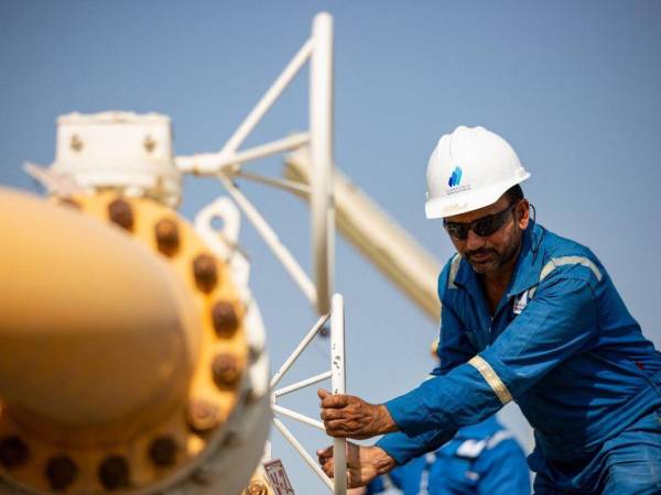 Un técnico trabaja en una instalación de procesamiento de gas en Artawi, cerca de la ciudad portuaria de Basora, en el sur de Irak, el 19 de enero de 2022.