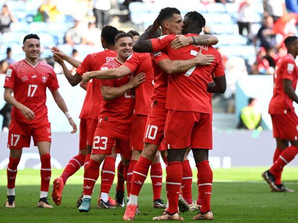 El delantero suizo #07 Breel Embolo (R) celebra con el mediocampista suizo #10 Granit Xhaka después de marcar el gol de apertura durante el partido de fútbol del Grupo G de la Copa Mundial de Qatar 2022 entre Suiza y Camerún en el estadio Al-Janoub en Al-Wakrah, al sur de Doha el 24 de noviembre de 2022.