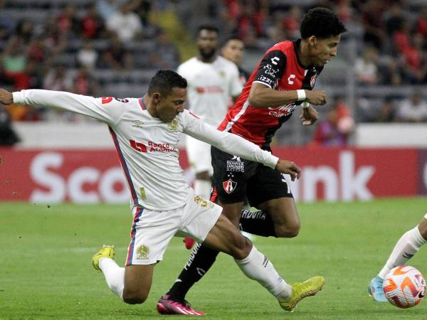 Jonathan Herrera (derecha) de Altas y Carlos Sánchez de Olimpia luchan por el balón durante el partido de vuelta de octavos de final de la Liga de Campeones de Concacaf entre Atlas de México y Olimpia de Honduras, en el estadio Jalisco en Guadalajara