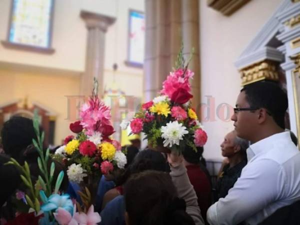 Cientos de peregrinos ingresaron a la Basílica Nuestra Señora de Suyapa con flores. Foto: Sabdy Flores/ EL HERALDO.