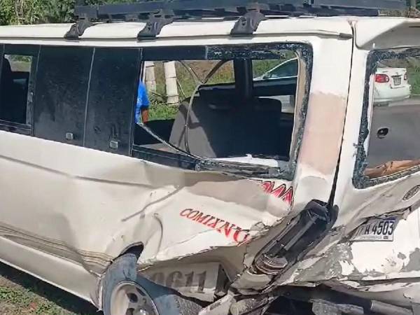 Así quedó el busito donde fue impactado por el turismo.