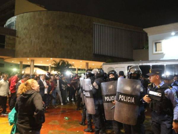 Miembros de la Policía Nacional llegaron a los bajos del Congreso Nacional para evitar que la turba ingresara al Congreso Nacional.