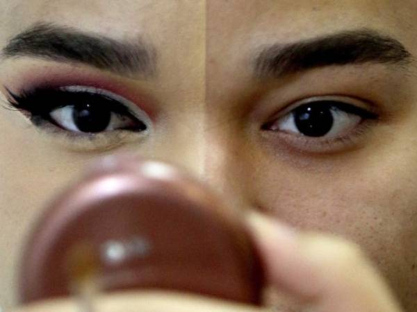 Este joven vive su propio cuento de hadas, de ser un fanático del maquillaje pasó a vivir de esto 'un cambio 360'. Fotos: Alex Pérez/EL HERALDO.