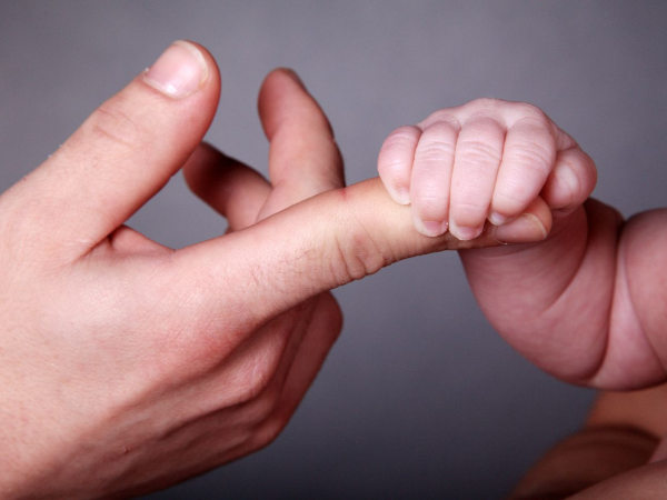 Los supuestos padres pueden acudir a este espacio para conocer si son los verdaderos progenitores del niño que cuidan. Al igual, las mujeres pueden asistir al laboratorio para enterarse de quién es el menor.