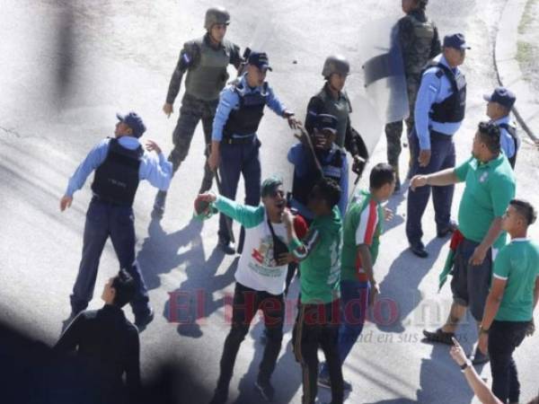 Las piedras hicieron presentes y las pulsaciones subieron provocando que la Policía usara el ya bien conocido gas lacrimógeno. Foto: EL HERALDO.