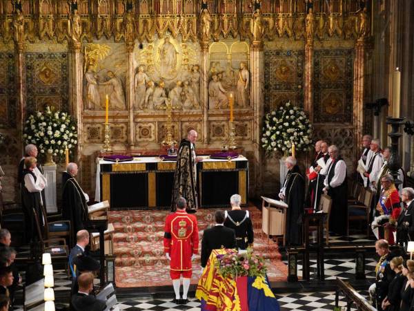 El funeral de Estado oficiado en la Abadía de Westminster, en Londres, y la posterior procesión por el centro de la capital británica fueron retransmitidos en directo a 125 cines de todo el país y a millones de hogares por televisión.