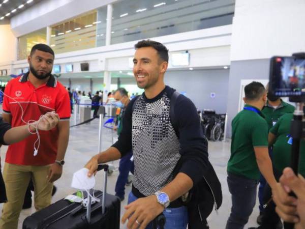 Muy sonriente y con ilusión llegó a Honduras, Jonathan Bornstein, quien viajará este mismo día a La Ceiba, para incorporarse a su nuevo equipo, el Vida.