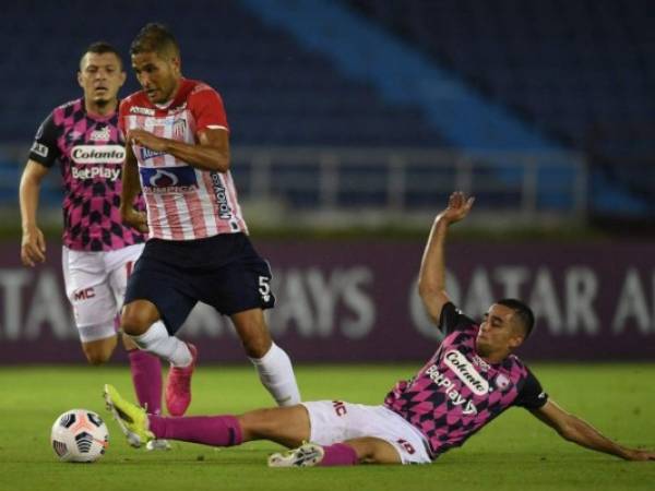 A finales de 2020, Bogotá fue escenario de varias aglomeraciones en el marco de la final del fútbol colombiano, cuando Santa Fe cayó ante América de Cali en un duelo sin público disputado en El Campín. Foto: AFP