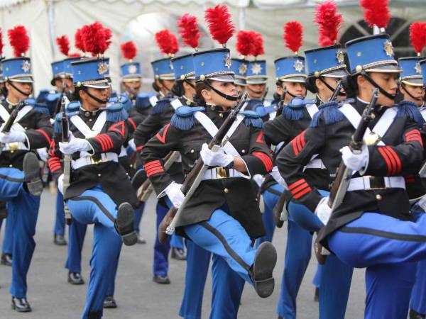 Cadetes de las Fuerzas Armadas dieron un espectáculo durante los desfiles patrios.