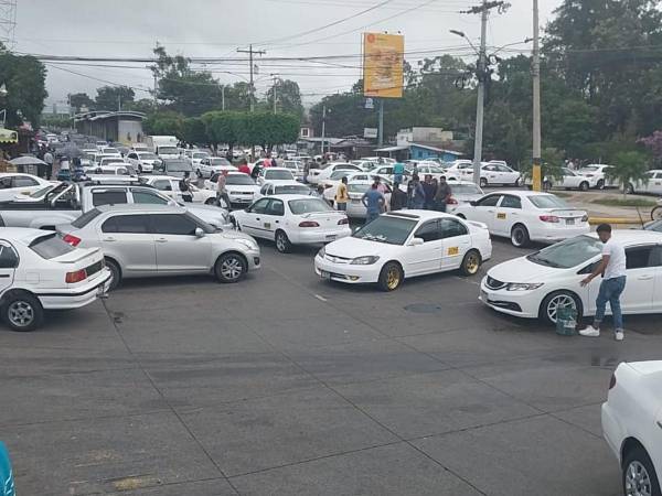 Así amaneció un acceso a la populosa colonia Kennedy ante el paro de transporte tipo taxi.