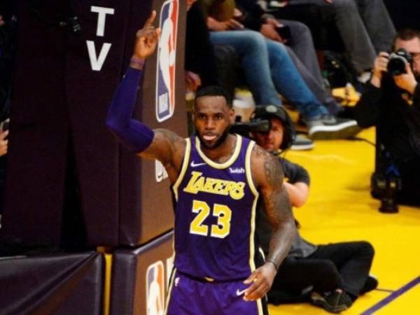 LeBron, con una canasta ya histórica dentro de la pintura en la que incluso recibió una falta, pasó por encima de los 32.292 puntos de Jordan y ya solo tiene por delante a Kobe Bryant (33.643), Karl Malone (36.928) y Kareem Abdul-Jabbar (38.387).