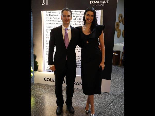 José Simón Azcona Bocock y su esposa, Pamela María Ayuso, durante el lanzamiento de la Colección Erandique.