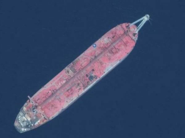 El “FSO Safer” tiene 45 años y contiene 1,1 millones de barriles de crudo. Está anclado desde 2015 cerca del puerto de Hodeida, a unos 60 kilómetros de las primeras zonas habitadas de Yemen, escenario de un conflicto entre autoridades y rebeldes hutíes desde 2014. Foto AFP