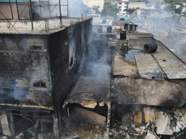 Los restos calcinados del local comercial tras la explosión en la localidad dominicana.