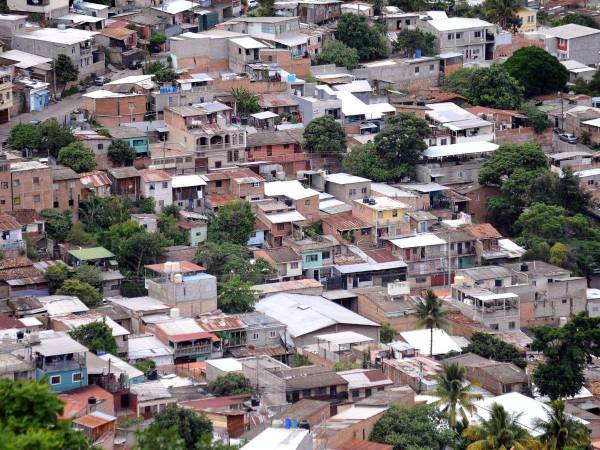 En muchos barrios y colonias, las personas viven en espacios que no son suficientes para estar cómodos, con más de cinco miembros por unidad.