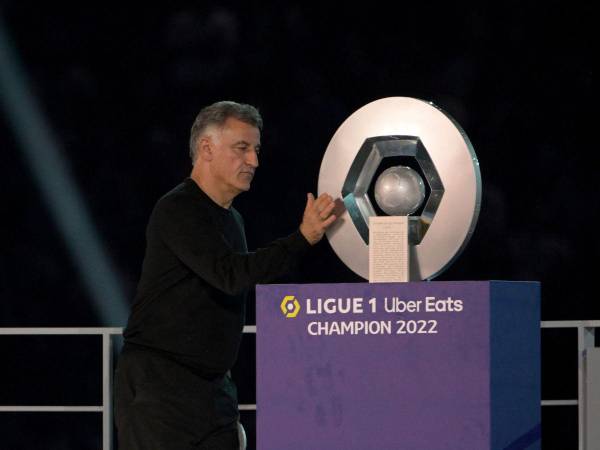 El entrenador en jefe francés de PSG, Christophe Galtier, toca el trofeo después del campeonato francés.