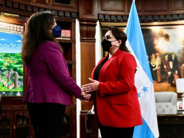 Uzra Zeya y la presidenta Xiomara Castro.