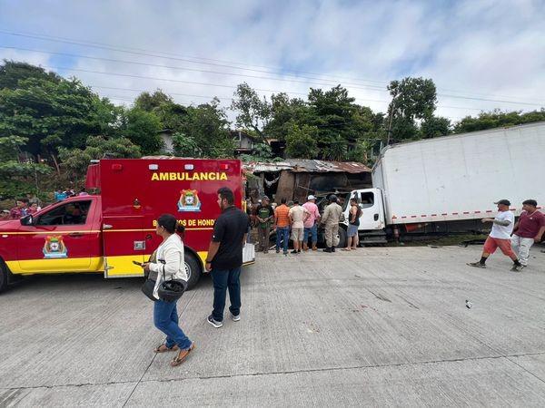 Accidente en Macuelizo deja cuatro heridos, tras choque entre busito y camión