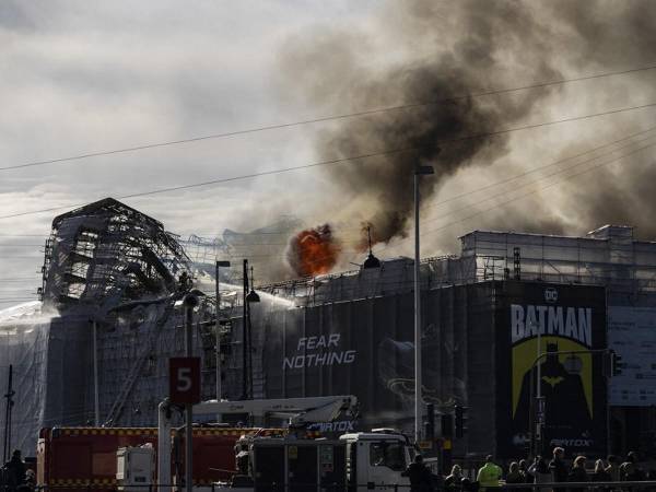 Columnas de humo se elevan desde el histórico edificio de la bolsa de valores de Boersen, que está en llamas en el centro de Copenhague, Dinamarca, el 16 de abril de 2024.