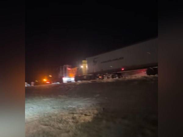 La carretera se cerró por varias horas por el fuerte impacto entre el autobús y el camión.