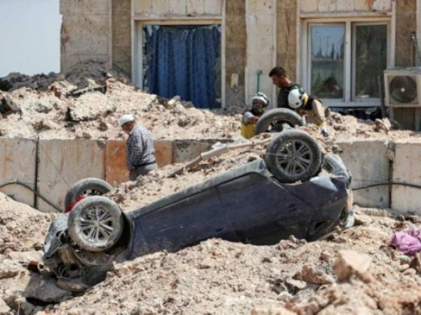 Vehículo alcanzado por un supuesto bombardeo ruso en la localidad siria de Urum al-Kubra, antes de que se iniciara una tregua, el 31 de agosto de 2019. Foto: AFP.