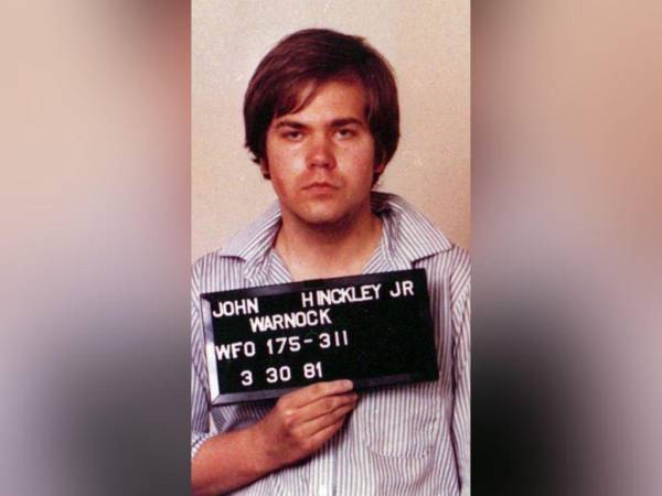 Hinckley, de 67 años, disparó a Reagan y a otras tres personas con un revolver afuera de un hotel de Washington el 30 de marzo de 1981, alegando que lo hizo porque quería impresionar a la actriz Jodie Foster, con la que se obsesionó después de ver el filme “Taxi Driver.”