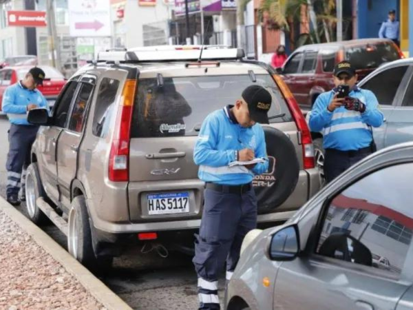 Los agentes municipales están buscando opciones para no detener las acciones contra los conductores mal estacionados.